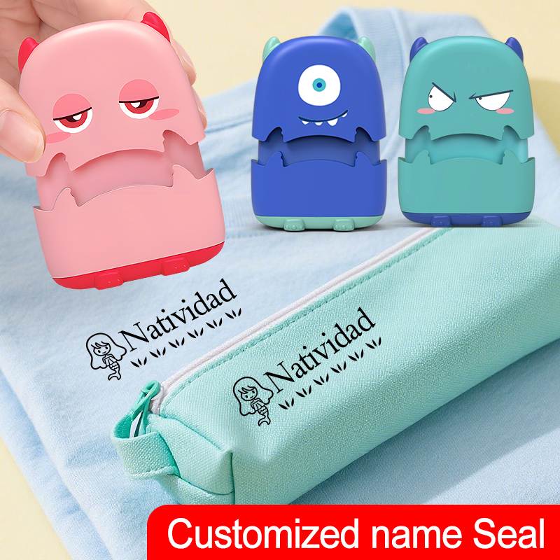 Travel Accessories With Baby - 赤ちゃんの名前刻印スタンプのギフトアイデア - 旅行準備や幼稚園用のカスタム防水シール、パーソナライズされた学校用おもちゃ