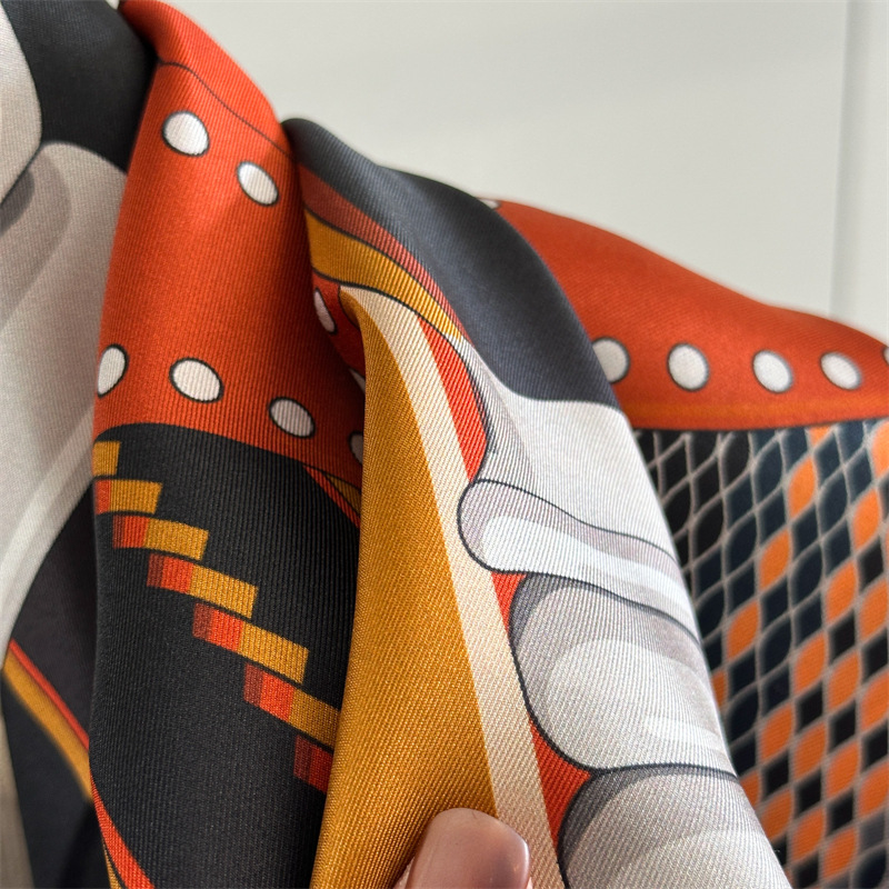 サドルプリントシルクスカーフ高級デザイナー手巻きエッジ大型シ - Travel Accessories Luxury のレビューと価格